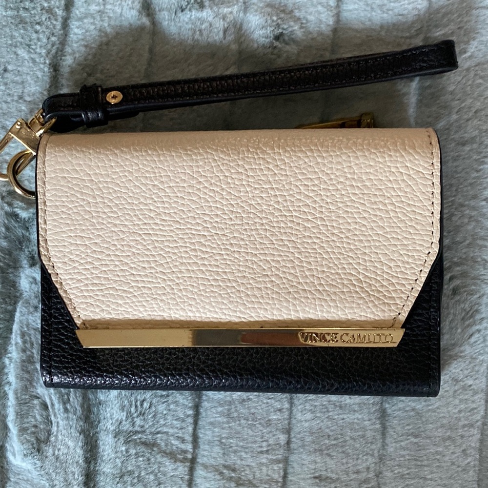 EUC VINCE CAMUTO WOMAN’S BUTTON WALLET WITH DETACHABLE STRAP